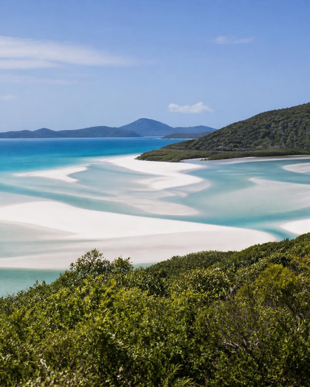 White silica sandbanks swirling through turquoise tidal channels at Hill Inlet, Whitsundays